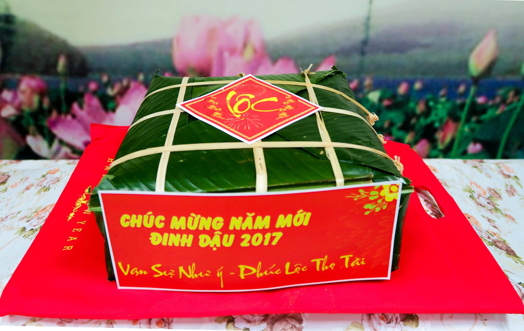 Video: Ban từ thiện Hội người Việt nam tỉnh Odessa bán đấu giá chiếc bánh chưng đặc biệt và may mắn