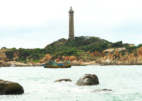 Làng chài Khe Gà với hải đăng hơn trăm tuổi ở Bình Thuận