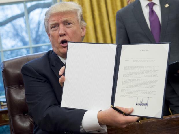Trump ký 'Sắc lệnh lịch sử' cấm vận động hành lang tại Mỹ.