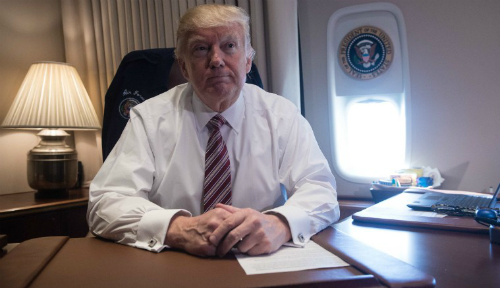 Trump khoe bàn làm việc bề bộn giấy tờ trong Nhà Trắng