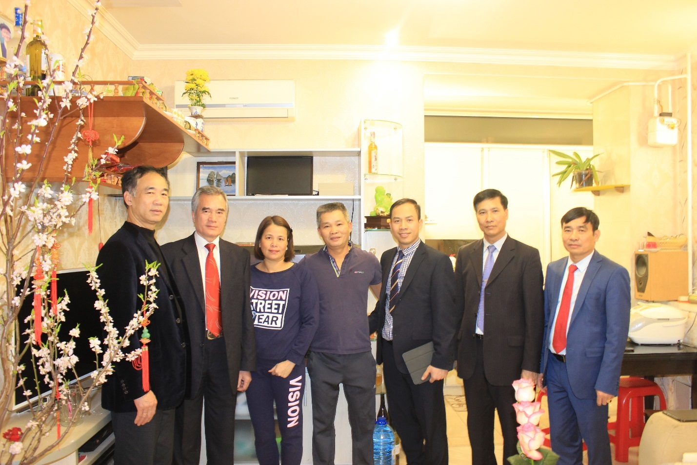 Đại Sứ cùng BCH Hội đến thăm và chúc Tết bà con nhân dịp Tết Đinh Dậu 2017
