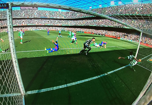 Suarez giải cứu Barca bằng bàn thắng ở phút 90