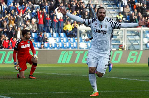 Juventus thắng nhẹ, Roma và Milan thua ngược trên sân khách