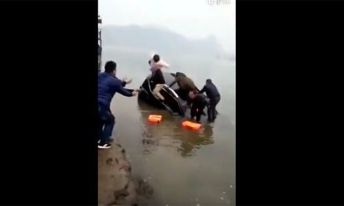 Ông bố Trung Quốc hoảng hốt tung con lên bờ vì xe chìm