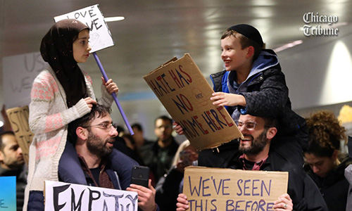 Bức ảnh hai trẻ biểu tình chống lệnh nhập cư của Trump gây sốt