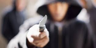 Tại Kiev, giữa ban ngày, ngay trên phố, tên cướp rút dao đe dọa, trấn lột một phụ nữ trên đường đi làm