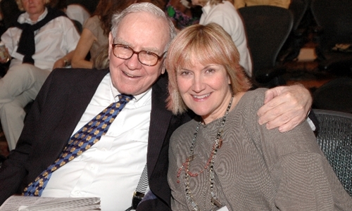 Con gái Warren Buffett hơn 20 tuổi mới biết cha là tỷ phú