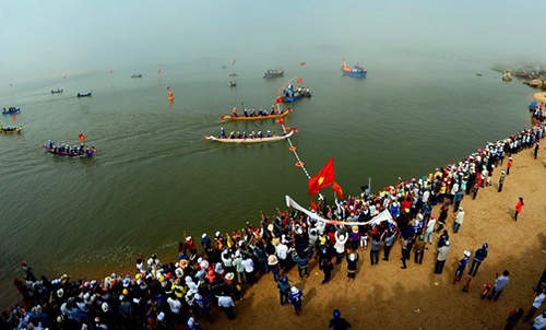 Phú Yên dừng lễ hội sông nước do lũ dâng cao