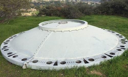 Kỹ sư NASA chụp ảnh với vật thể nghi UFO bị thu giữ