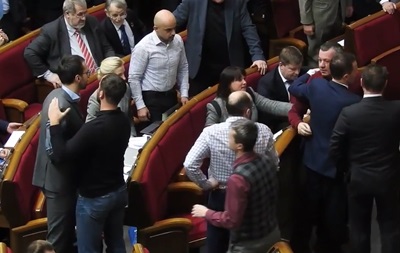 Ẩu đả tại cuộc họp Quốc hội Ukraine: Đại biểu quốc hội Lesenko bị xé áo comple