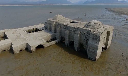 Nhà thờ 400 năm tuổi nổi lên mặt nước sau trận hạn hán
