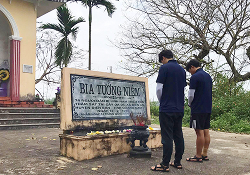 Hai sinh viên Hàn Quốc đạp xe hơn 1.700 km để 'Xin lỗi Việt Nam'