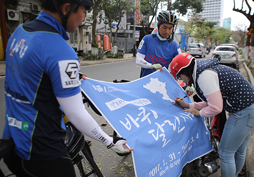 Hai sinh viên Hàn Quốc đạp xe hơn 1.700 km để 'Xin lỗi Việt Nam'