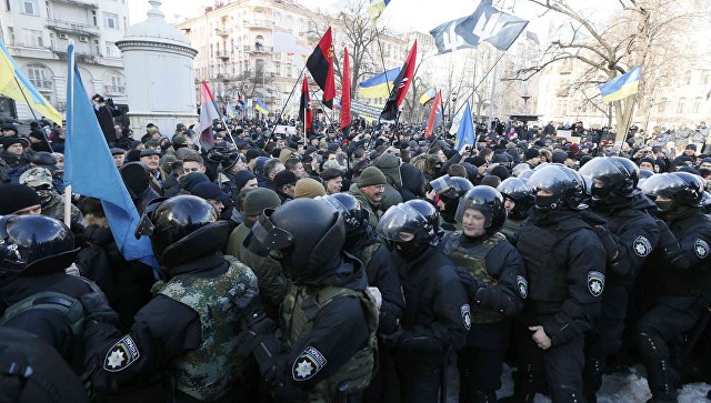 Những người tổ chức biểu tình Donbass tiến hành biểu tình tại quảng trường Độc lập, tiến về phủ tổng thống Ukraine và CKM