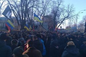Những người ủng hộ phong tỏa Donbass dựng lều cạnh phủ tổng thống Ukraine. Trung tâm Kiev được tăng cường bảo vệ