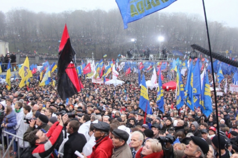 Cuộc tuần hành Nhân phẩm dân tộc: Hàng trăm người biểu tình trước toà nhà Quốc hội Ukraine