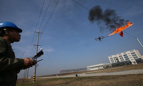 UAV phun lửa giải cứu đường dây điện ở Trung Quốc