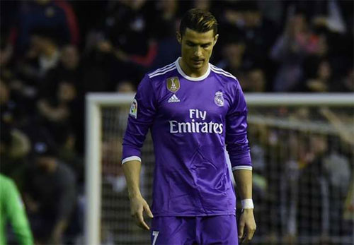 Real thua Valencia, cuộc đua Liga lại rộng mở cho Barca