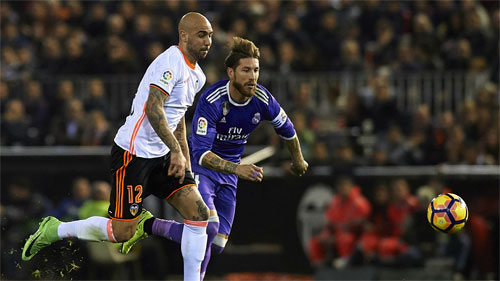 Real thua Valencia, cuộc đua Liga lại rộng mở cho Barca