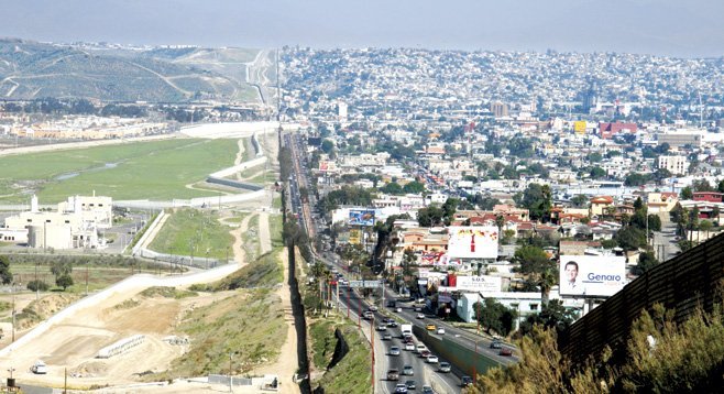 Tổng thống Mỹ Trum hứa sẽ bắt đầu xây tường chắn trên biên giới Mexico trước thời gian dự định