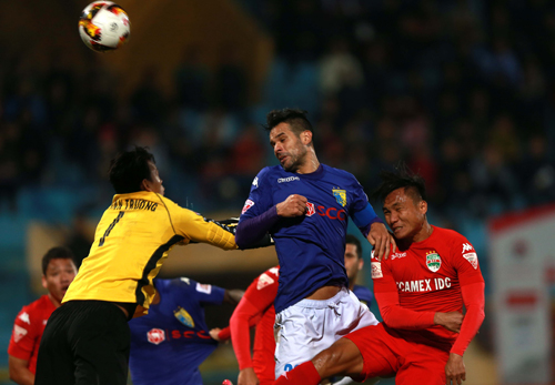 Trọng tài từng khiến Long An phản ứng vẫn làm nhiệm vụ ở V-League