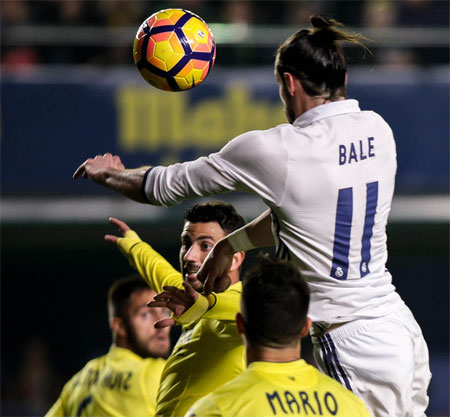 Real thắng ngược sau khi bị dẫn 0-2, giành lại ngôi đầu La Liga