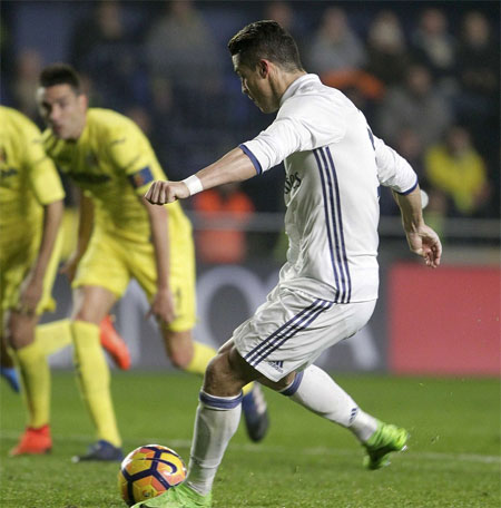 Real thắng ngược sau khi bị dẫn 0-2, giành lại ngôi đầu La Liga