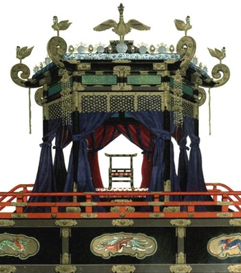 Ngai vàng Hoa cúc - biểu tượng của các hậu duệ Nữ thần Mặt trời Nhật Bản
