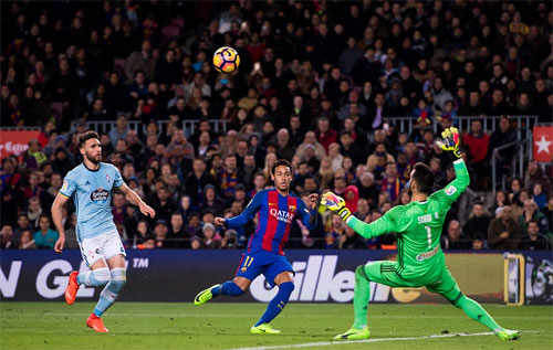 Messi ghi bàn solo từ giữa sân, Barca tái chiếm vị trí dẫn đầu