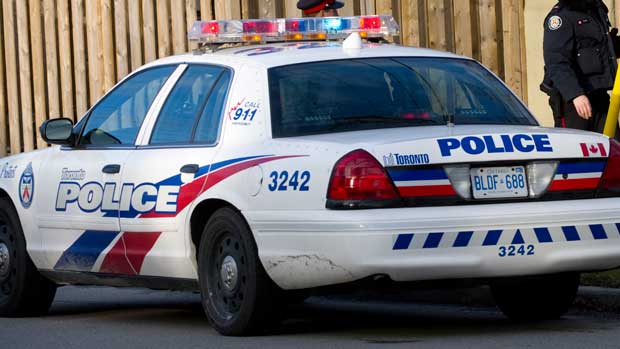 Tại Canada, cảnh sát bắn chết một lái xe công dân Nga khi ông này dùng dao đe dọa cảnh sát