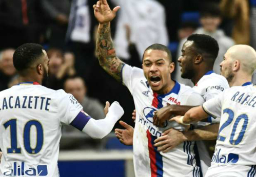Depay tái hiện siêu phẩm ghi bàn từ giữa sân của Beckham