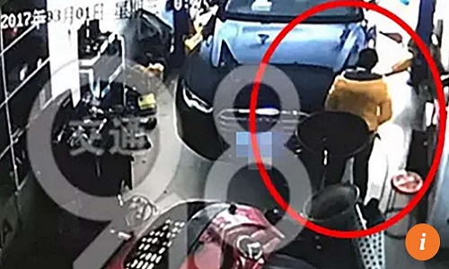 Bà mẹ Trung Quốc vào xưởng ôtô sinh con trong 30 giây rồi bỏ đi