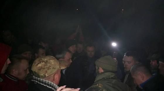 Tại Lusk, hàng trăm người chiếm toà nhà Ủy ban hành chính tỉnh, đòi thả những người tham gia phong tỏa đường giao thông tại Krivoi Toresk, Donetsk bị cảnh sát bắt giữ