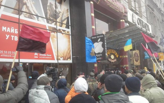 Các thành viên tích cực phong tỏa Donbass ném đá vào văn phòng của tỷ phú Akhmetov và bắt đầu đập phá ngân hàng