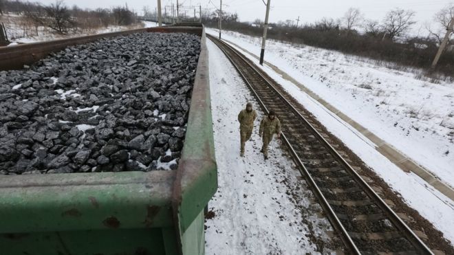 Hội đồng an ninh và quốc phòng Ukraine quyết định đóng tất cả các đường bên cạnh đường tiếp xúc tại Donbass