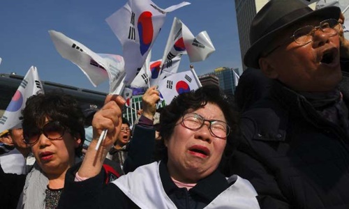 2.000 người biểu tình ủng hộ tổng thống Hàn Quốc bị phế truất