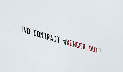Cuộc chiến trên bầu trời của CĐV Arsenal vì Wenger