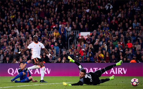 Messi lập cú đúp, Barca thu hẹp khoảng cách với Real