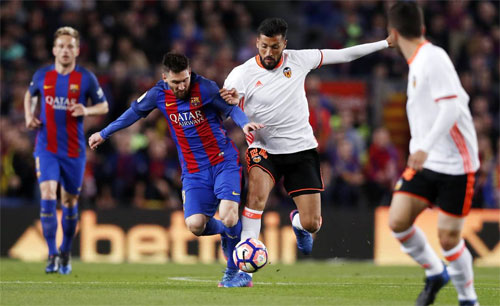 Messi lập cú đúp, Barca thu hẹp khoảng cách với Real