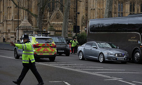 Thủ tướng Anh được cảnh sát giải cứu khi cách vụ khủng bố chỉ 40 mét