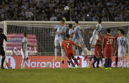 Messi lập công, Argentina nhảy vọt tại vòng loại World Cup 2018
