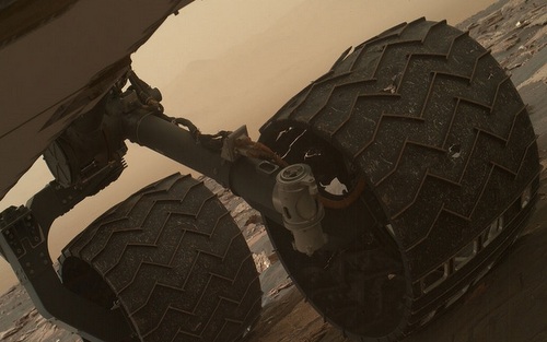 Robot thăm dò của NASA bị đá sao Hỏa cứa rách bánh