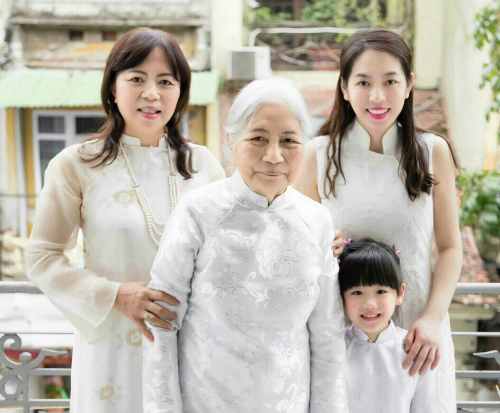 Gia đình nữ doanh nhân giữ nghề thêu trên phố cổ Hà Nội