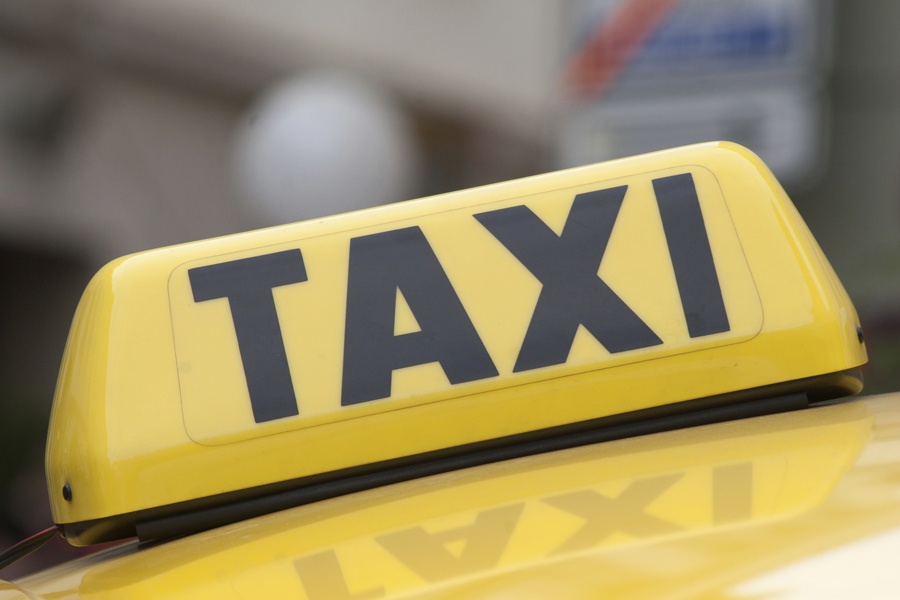 Một lái xe taxi bị mất tích từ Kropivnhiskovo được tìm thấy đã chết trong bagas của xe.