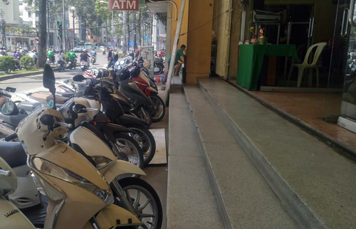 5 ôtô biển xanh bị xử phạt vì đậu trên vỉa hè Sài Gòn