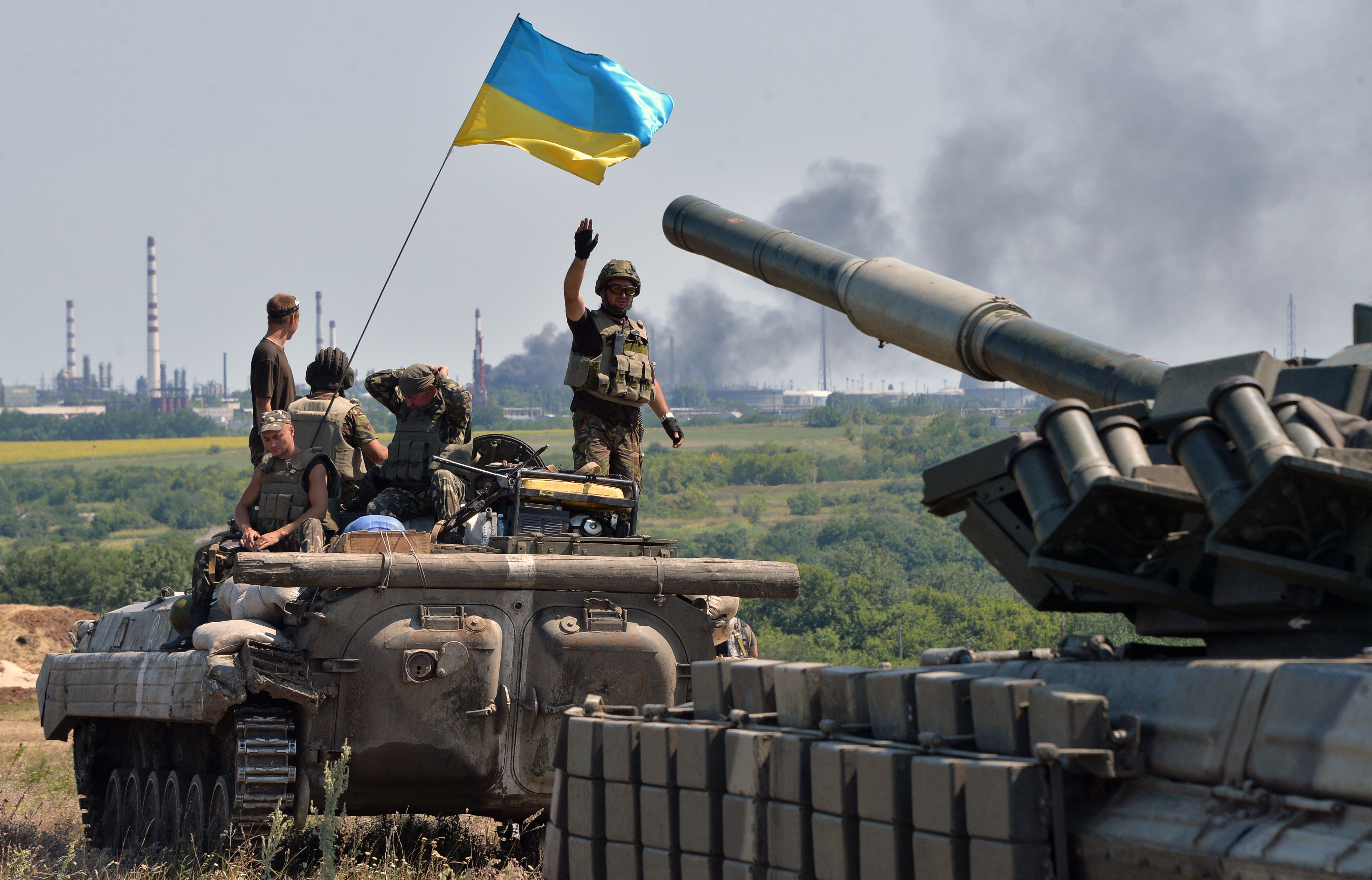 Phiến binh Donbass kéo cờ Ukraine tại cứ điểm của mình, nhưng nổ súng bắn vào bộ binh quân chính phủ