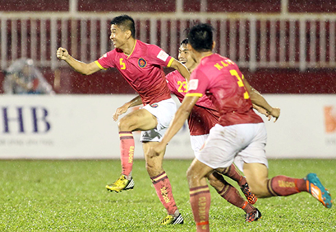 Cầu thủ V-League ghi bàn từ giữa sân như Beckham