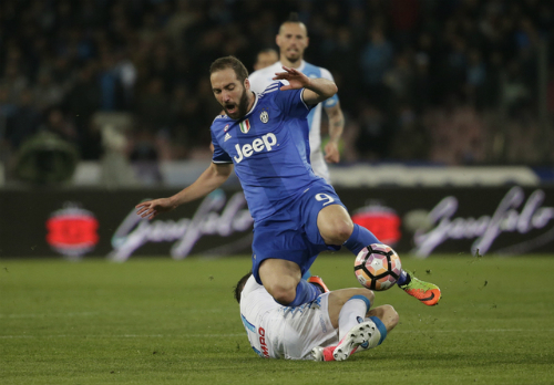 Napoli cầm hòa Juventus, Roma thắp hy vọng đua vô địch