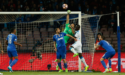 Napoli cầm hòa Juventus, Roma thắp hy vọng đua vô địch
