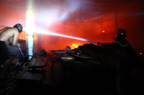 Xưởng gỗ bốc cháy ngùn ngụt trong đêm ở Đồng Nai
